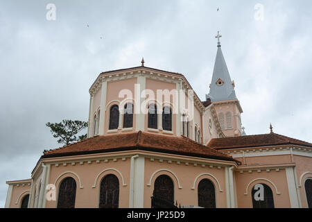 Haut de Nicolas de la cathédrale de Bari (Église de poulet) dans la région de Dalat, Vietnam. C'est une cathédrale catholique romaine, siège du diocèse de Da Lat, suffragante de Banque D'Images