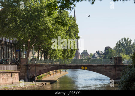 Strasbourg, Alsace, France - 3 mai 2014 : Pont sur l'Ill à Strasbourg, France Banque D'Images