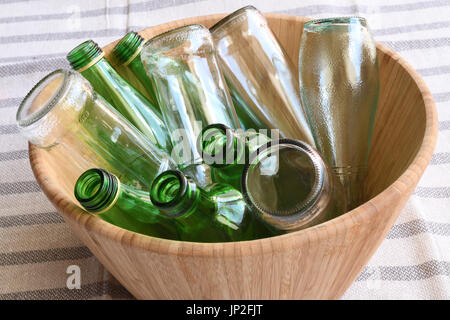 Baignoire en bois clair et vert mélangé de bouteilles vides Banque D'Images