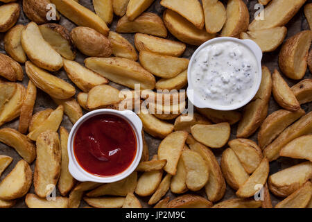 Pomme de terre au four avec des sauces Banque D'Images