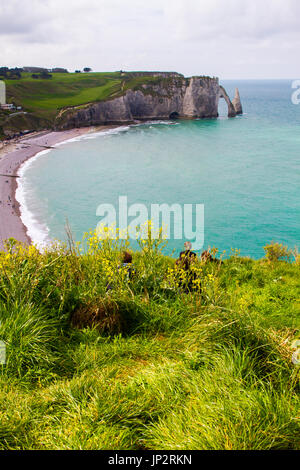 Etretat falaises de craie, dont trois arches naturelles et une formation a appelé l'aiguille ou l'aiguille. Département de Seine-Maritime, Normandie, Banque D'Images