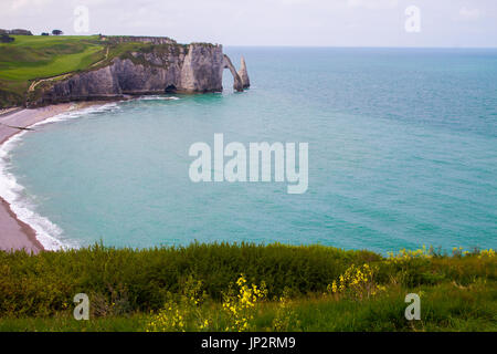 Etretat falaises de craie, dont trois arches naturelles et une formation a appelé l'aiguille ou l'aiguille. Département de Seine-Maritime, Normandie, Banque D'Images