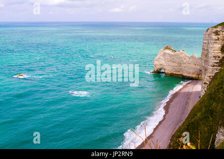 Etretat falaises de craie, dont trois arches naturelles et une formation a appelé l'aiguille ou l'aiguille. Département de Seine-Maritime, Normandie, Banque D'Images