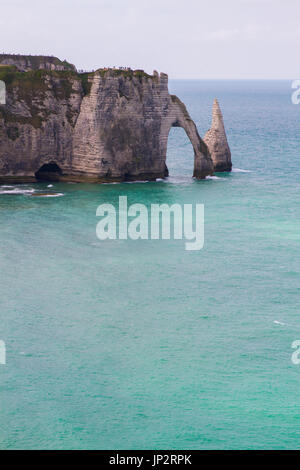 Etretat falaises de craie, dont trois arches naturelles et une formation a appelé l'aiguille ou l'aiguille. Département de Seine-Maritime, Normandie, Banque D'Images