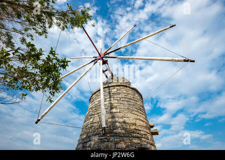 Ancien modèle de moulins à vent utilisé comme attraction touristique sur le plateau de Lassithi. Crète, Grèce Banque D'Images