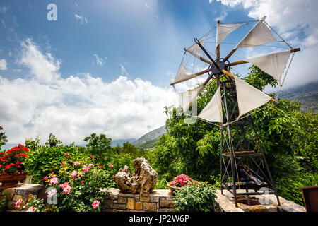 Ancien modèle de moulins à vent utilisé comme attraction touristique sur le plateau de Lassithi. Crète, Grèce Banque D'Images