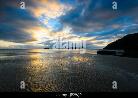 Plage au lever du soleil, le Cap Hillsborough, Queensland, Queensland, Australie Banque D'Images