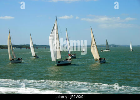 Yachts sur le Solent, la semaine de Cowes, en Angleterre Banque D'Images