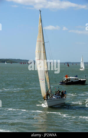 Yachts sur le Solent, la semaine de Cowes, en Angleterre Banque D'Images