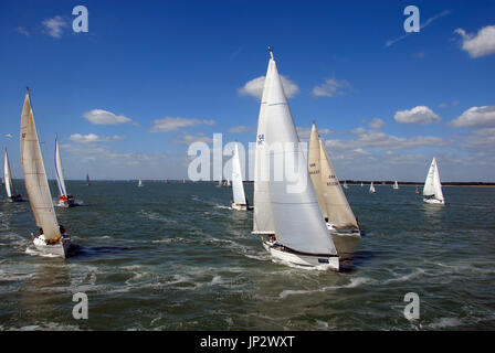 Yachts sur le Solent, la semaine de Cowes, en Angleterre Banque D'Images