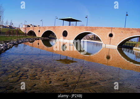 Pont dans le parc San Donato, Florence, Italie Banque D'Images