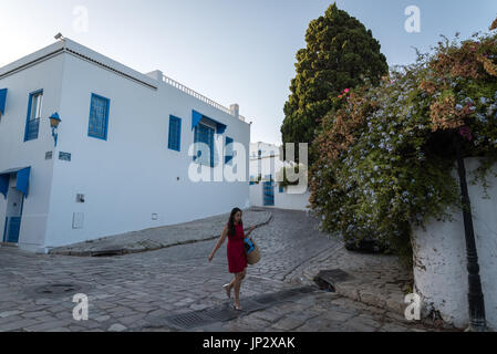 Dame en robe rouge, Sidi Bou Said Banque D'Images