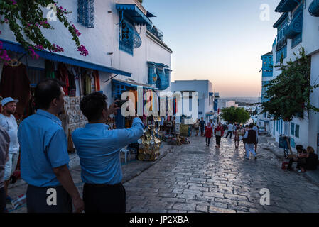 L'homme prenant en photo Sidi Bou Said Banque D'Images