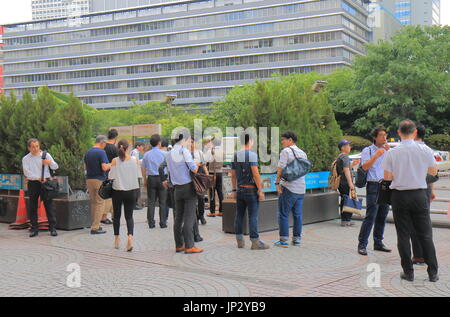 Dans la fumée du peuple de l'espace fumeurs à Shinjuku Tokyo Japon. Banque D'Images