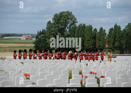 Une musique militaire prenant part à des commémorations à la Commonwealth War Graves de Tyne Cot Cemetery à Ypres, Belgique, pour marquer le centenaire de la bataille de Passchendaele. Banque D'Images