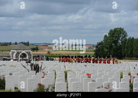 Une musique militaire prenant part à des commémorations à la Commonwealth War Graves de Tyne Cot Cemetery à Ypres, Belgique, pour marquer le centenaire de la bataille de Passchendaele. Banque D'Images