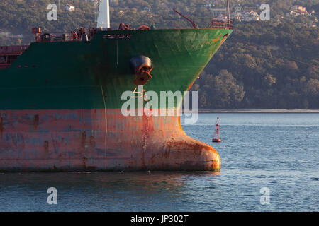 Arc vert rouge avec de l'eau gros cargo industrielle Banque D'Images