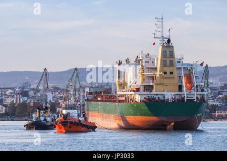 Transporteur de vrac et de remorqueurs, des navire entre dans le port de Varna, Bulgarie Banque D'Images