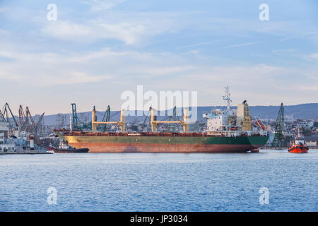 Navire transporteur de vrac, des grues de pont de chargement au port de Varna, Bulgarie Banque D'Images