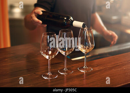 Sommelier verse pinot gris vin dans des verres pour une dégustation Banque D'Images