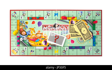 SWINDON, Royaume-Uni - 31 juillet 2017 : un jeu de Monopoly Junior un fond blanc Banque D'Images