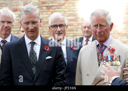 Le Prince de Galles (à droite) et le roi Philippe de Belgique l'ouverture officielle de l'église de Zonnebeke dugout, préservé un étang-réservoir de la Première Guerre mondiale construit par les troupes alliées sous une église à Zonnebeke, Belgique, pour marquer le centenaire de la bataille de Passchendaele. Banque D'Images