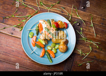 La plaque avec des brochettes en bonne santé avec du poulet, vue d'en haut. Banque D'Images