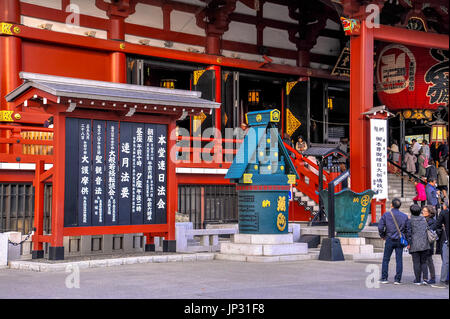 TOKYO, JAPON - 20 novembre : les touristes visitant l'ancienne Senso-ji temple bouddhiste situé à Asakusa, Tokyo, Japon Banque D'Images