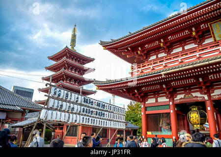 Les touristes visitent le temple Senso-ji situé à Asakusa, Tokyo, Japon Banque D'Images