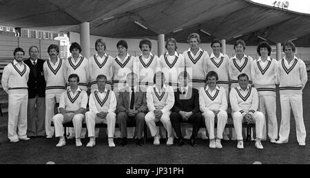 Le personnel et les joueurs avec le Gloucestershire County Cricket Club. (Rangée arrière, L-R) Alastair Hignell, Bert Avery (marqueur), Alan Wilkins, Ian Broome, Stephen Windaybank, Tony Wright, David Partridge, David Surridge, Chris Large, John Childs, Andy Brassington, Philip Bainbridge et Martin Stovold. (Première rangée, L-R) Andy Stovold, Brian Brain, Ken Graveney (président), Mike Proctor, Tony Brown (secrétaire/gestionnaire), David Graveney et Graham Wiltshire. Banque D'Images