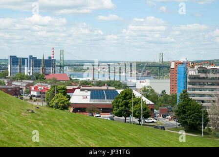 La vue depuis la colline du centre-ville d'Halifax avec Angus L.Pont Macdonald dans un contexte (Nouvelle-Écosse, Canada). Banque D'Images