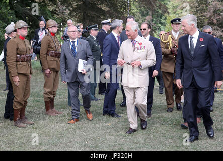 Le Prince de Galles (centre) et le roi Philippe de Belgique (à droite) lors d'une visite à l'exposition au champ Passchendaele Memorial Park à Zonnebeke, Belgique, pour marquer le centenaire de la bataille de Passchendaele. Banque D'Images