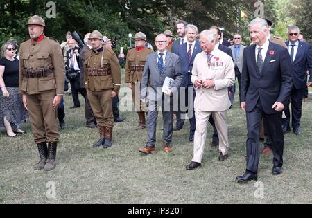 Le Prince de Galles (centre droit) et le roi Philippe de Belgique (à droite) lors d'une visite à l'exposition au champ Passchendaele Memorial Park à Zonnebeke, Belgique, pour marquer le centenaire de la bataille de Passchendaele. Banque D'Images