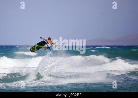 L'Europe, Grèce, Crete - un kitesurfeur sautant dans les vagues Banque D'Images