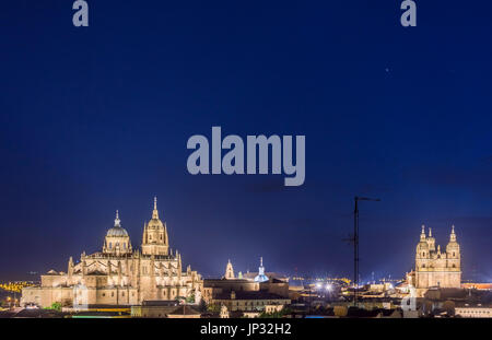 Vue nocturne de la ville de Salamanque, avec la Cathédrale sur la gauche et l'Université pontificale sur le côté droit. La vieille ville de Salamanque est declar Banque D'Images