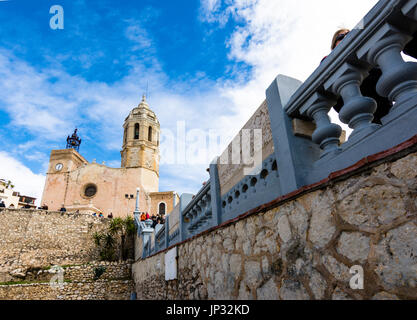 Vue du point de fuite de l église de Sant Bartomeu i Santa Tecla à Sitges, Espagne Banque D'Images