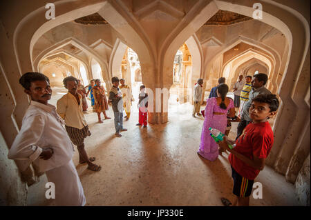 Les Indiens dans le couloir de la baignoire Queen's Palace, Hampi, Karnataka, Inde Banque D'Images