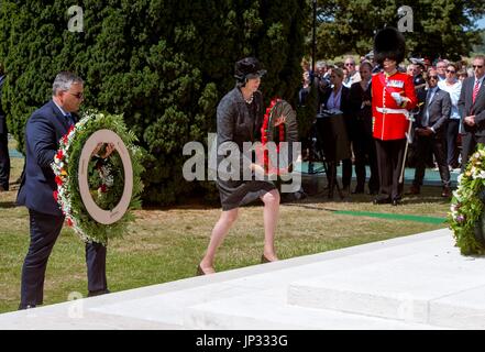 Premier ministre Theresa Mai et Steven Vandeput, Ministre de la Défense pour la Belgique de déposer des couronnes sur la pierre du Souvenir à Tyne Cot Cemetery des sépultures de guerre du Commonwealth à Ypres, en Belgique, à une cérémonie de commémoration à l'occasion du centenaire de la bataille de Passchendaele. Banque D'Images