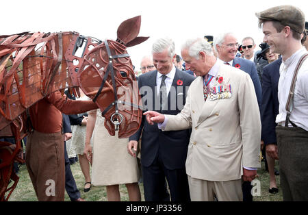 Le Prince de Galles (centre droit) et le roi Philippe de Belgique (centre) Rencontrez War Horse au cours d'une visite au domaine de l'exposition à l'Passchendaele Memorial Park à Zonnebeke, Belgique, pour marquer le centenaire de la bataille de Passchendaele. Banque D'Images