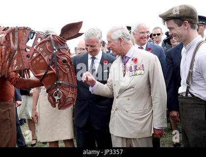 Le Prince de Galles (centre droit) et le roi Philippe de Belgique (centre) Rencontrez War Horse au cours d'une visite au domaine de l'exposition à l'Passchendaele Memorial Park à Zonnebeke, Belgique, pour marquer le centenaire de la bataille de Passchendaele. Banque D'Images