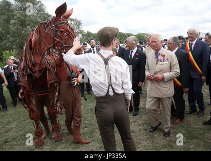 Le Prince de Galles (centre droit) et le roi Philippe de Belgique (centre) Rencontrez War Horse au cours d'une visite au domaine de l'exposition à l'Passchendaele Memorial Park à Zonnebeke, Belgique, pour marquer le centenaire de la bataille de Passchendaele. Banque D'Images