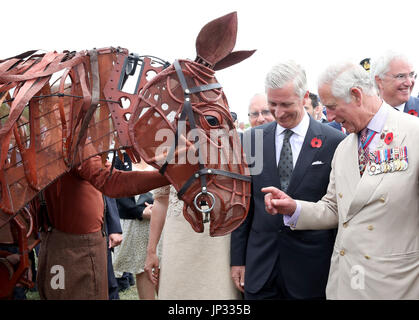 Le Prince de Galles (à droite) et le roi Philippe de Belgique répondre War Horse au cours d'une visite au domaine de l'exposition à l'Passchendaele Memorial Park à Zonnebeke, Belgique, pour marquer le centenaire de la bataille de Passchendaele. Banque D'Images