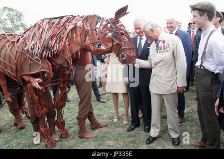 Le Prince de Galles (centre droit) et le roi Philippe de Belgique (centre) Rencontrez War Horse au cours d'une visite au domaine de l'exposition à l'Passchendaele Memorial Park à Zonnebeke, Belgique, pour marquer le centenaire de la bataille de Passchendaele. Banque D'Images