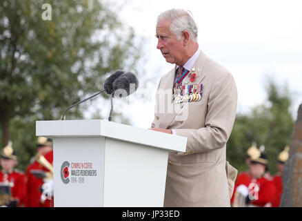 Le Prince de Galles qui fréquentent le Service national gallois du souvenir au Welsh National Memorial Park à Langemark, près d'Ypres, Belgique, pour marquer le centenaire de la bataille de Passchendaele. Banque D'Images