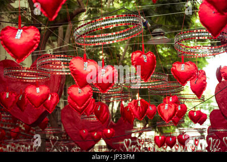 Coeurs rouges qui pendent et déménagement dans le quartier de quartier de Gracia festival à Barcelone. Les rues sont transformées en des créations pour le Banque D'Images