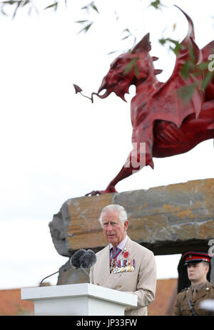 Le Prince de Galles qui fréquentent le Service national gallois du souvenir au Welsh National Memorial Park à Langemark, près d'Ypres, Belgique, pour marquer le centenaire de la bataille de Passchendaele. Banque D'Images