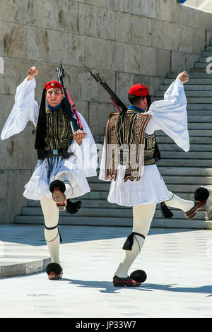 Relève de la garde à l'avant du bâtiment du parlement grec, Athènes, Attique, Grèce Banque D'Images