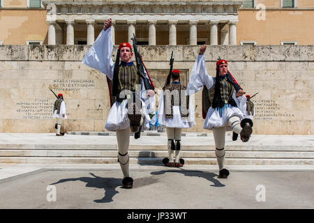 Relève de la garde à l'avant du bâtiment du parlement grec, Athènes, Attique, Grèce Banque D'Images