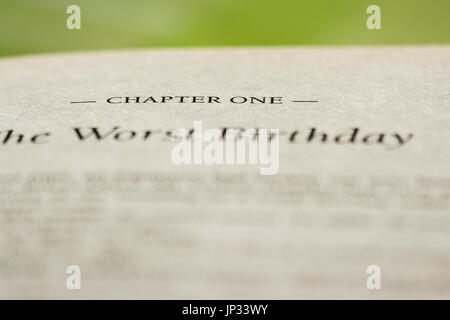 Chapitre un gros plan avec un autre livre en anglais mots flous Banque D'Images