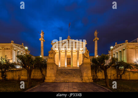 Vue de nuit sur le bâtiment principal de l'Académie d'Athènes, Athènes, Attique, Grèce Banque D'Images